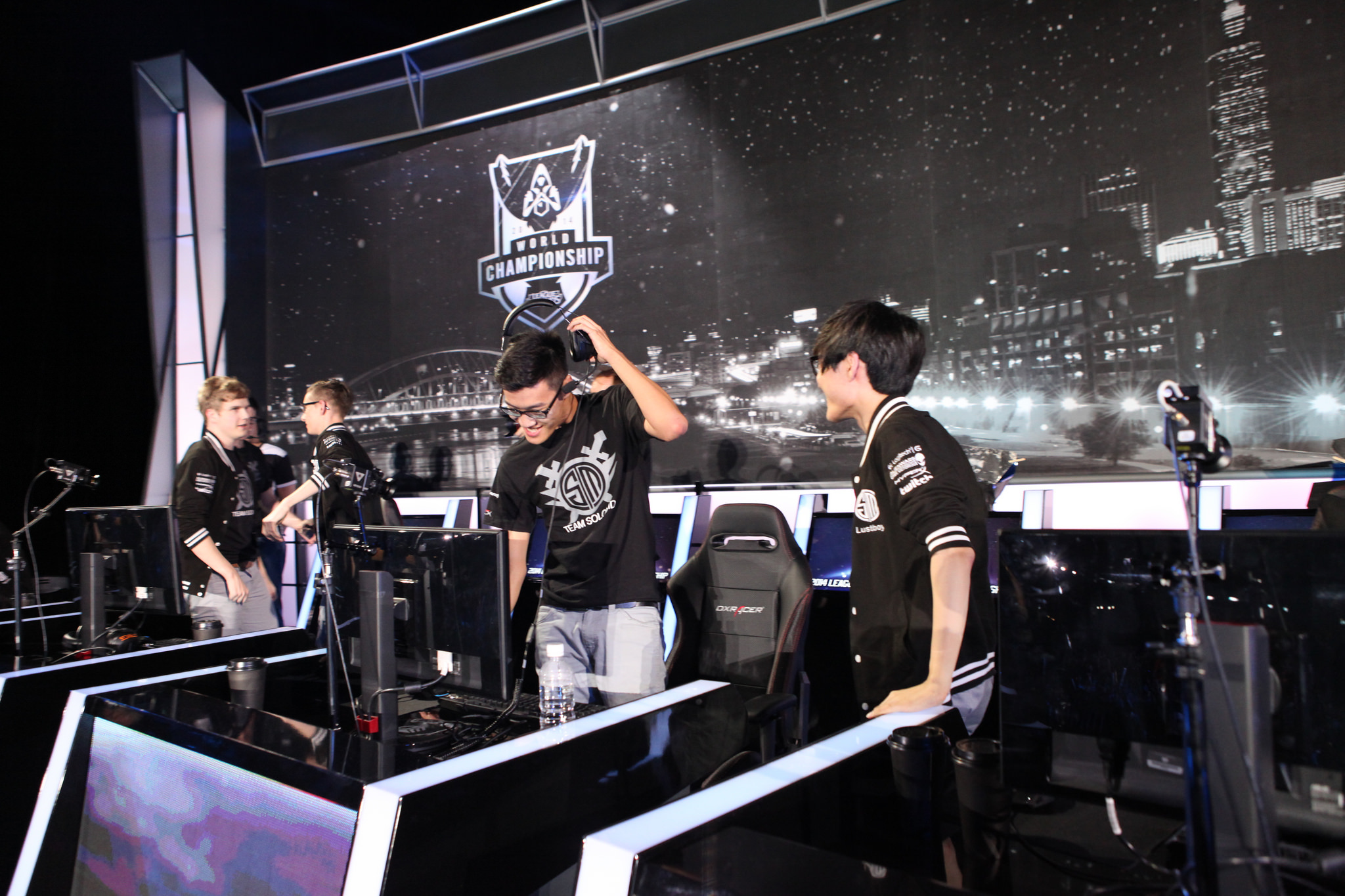 电子竞技战队风采：JDG、TES、RNG、EDG队服解析与精神内核